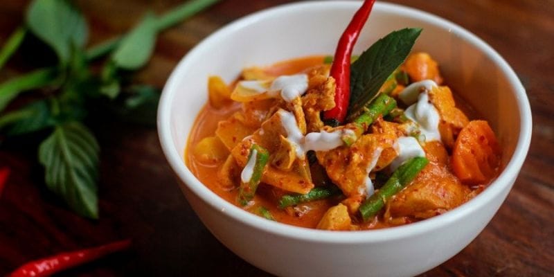 Ẩm thực đường phố Campuchia nổi tiếng không thể không nhắc đến cua rán tiêu đen Kdam chaa.